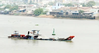 Sông Đồng Nai oằn mình vì... một cổ hai tròng