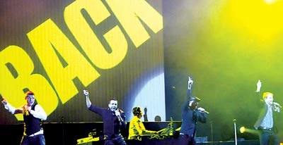 Đêm diễn đầu tiên của ban nhạc Backstreet Boys tại Việt Nam: Bùng nổ sân vận động