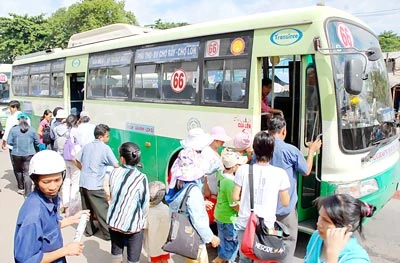 Đi xe buýt: Vừa an toàn, vừa tiết kiệm