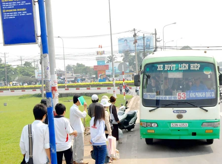 Bất cập hệ thống nhà chờ, trạm dừng xe buýt