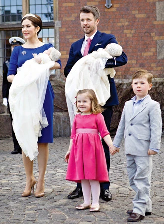 Công bố tên cặp song sinh của Hoàng gia Đan Mạch
