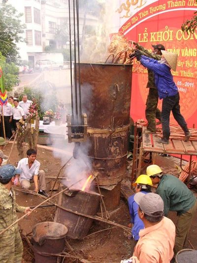 Khởi đúc trâu vàng bên Hồ Tây