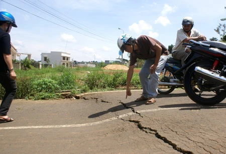Thị trấn Di Linh tỉnh Lâm Đồng: Đất bị nứt dài nửa kilômét