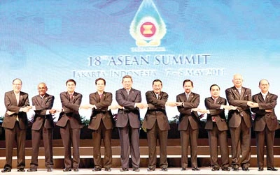 Hội nghị Cấp cao ASEAN lần thứ 18: Đoàn kết vượt qua khủng hoảng