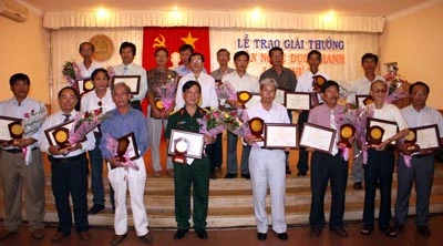 Trao tặng giải thưởng Văn nghệ Dục Thanh 2011