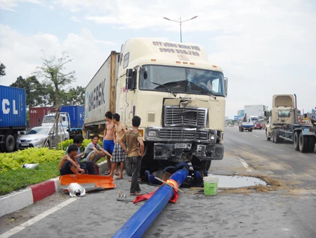 Ùn tắc giao thông do xe container tông đổ trụ đèn chiếu sáng