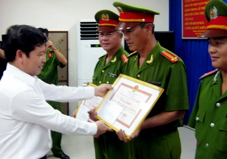 Vụ chìm tàu Khu du lịch Dìn Ký: Khen thưởng tập thể, cá nhân cứu hộ, cứu nạn xuất sắc