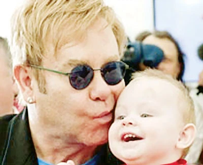 Ca sĩ Elton John được đề cử là “Ông bố của năm”