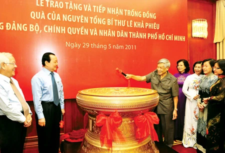 Nguyên Tổng Bí thư Lê Khả Phiêu tặng TPHCM phiên bản trống đồng