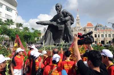 100 văn nghệ sĩ tham dự Hành trình “100 năm, theo chân Bác”