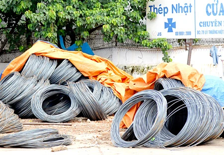 Thép ế vẫn giữ giá cao