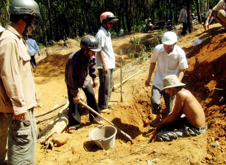 Thừa Thiên - Huế: Dùng lưới B40 rào bãi vàng trái phép ở Lộc Sơn