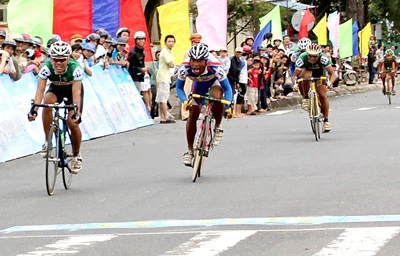 Chặng 3 cuộc đua xe đạp Cúp Hạ Long - Chiến thắng ngoạn mục