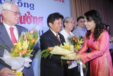 Trao học bổng Nguyễn Văn Hưởng năm 2011