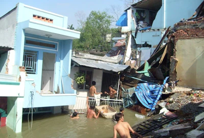 Sạt lở bờ sông Xóm Củi (Bình Chánh) - Hàng chục căn nhà bị chìm, xé tường