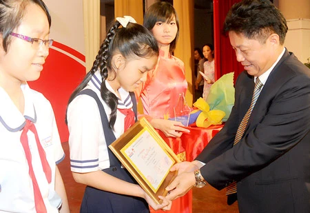 Khởi động giải thưởng Võ Trường Toản và cuộc thi Prudential - Văn hay chữ tốt năm 2011