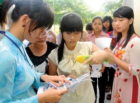 Nhiều ngành tuyển bằng điểm sàn