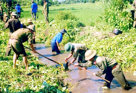 Giúp dân khơi thông cống rãnh