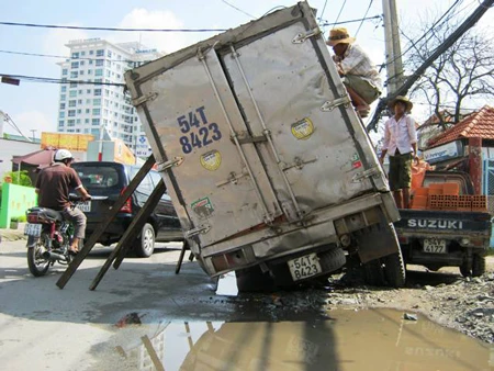 Thi công ẩu, xe tải sập hố trên đường