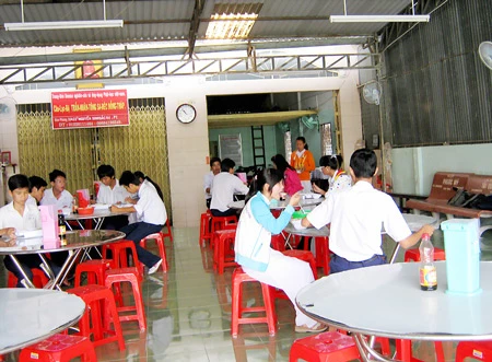 Bếp ăn tiếp sức học sinh nghèo