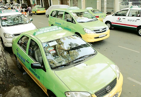 Taxi chiếm dụng lòng đường