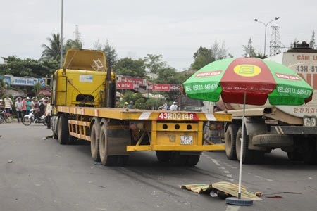 Cuốn vào gầm xe đầu kéo, hai thanh niên chết thảm