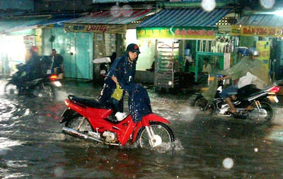 Mưa lớn, nhiều tuyến đường ở TPHCM ngập sâu trong nước