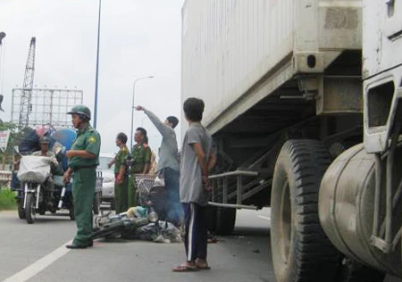 Bé gái 2 tuổi bị xe container cán chết thảm