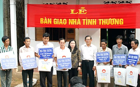 Tặng 12 căn nhà tình thương cho Vĩnh Long và Trà Vinh