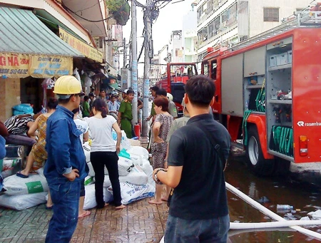 Cháy lớn gần chợ Bình Tây, TPHCM