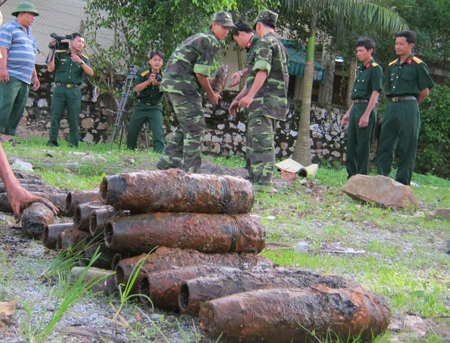 An Giang: Bốc dỡ gần 100 đầu đạn pháo 105 ly dưới sân nhà văn hóa huyện