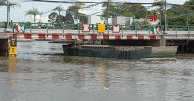 Cầu thấp, giao thông thủy ách tắc