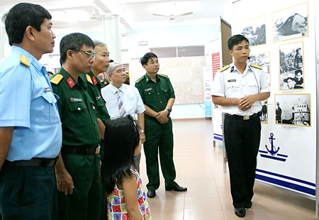 Triển lãm ảnh “Đường Hồ Chí Minh trên biển” tại Khánh Hòa