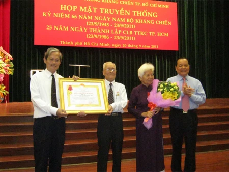 Câu lạc bộ Truyền thống kháng chiến TPHCM đón nhận Huân chương Lao động hạng Ba