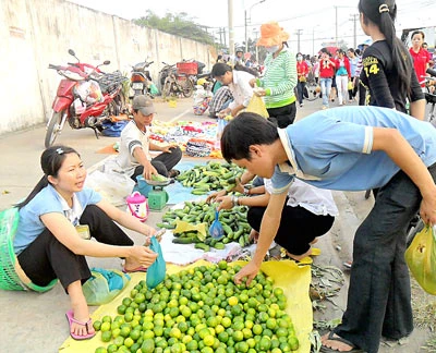 Tăng lương tối thiểu: Người lao động than, doanh nghiệp kêu