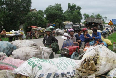 Thừa Thiên-Huế: Chầu chực bán sắn chạy lũ