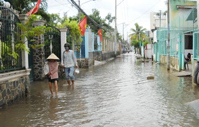 TPHCM: Triều cường dâng cao, nhiều khu vực bị ngập