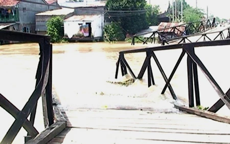 Đồng Tháp: Sập cầu Phú Thọ trên tuyến đường đi thị trấn Tràm Chim