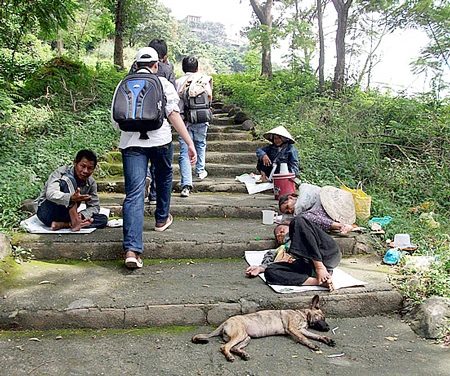 Bát nháo chùa cổ Châu Thới