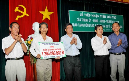 Lãnh đạo TPHCM chia sẻ khó khăn với đồng bào vùng lũ tỉnh An Giang