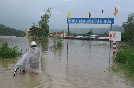 Phú Yên: Nhiều nơi bị cô lập, giao thông tê liệt do mưa lũ