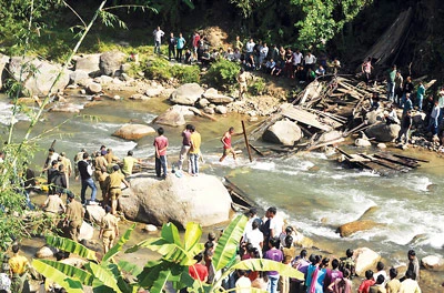 Ấn Độ, Nepal: Sập cầu, hơn 176 người thương vong