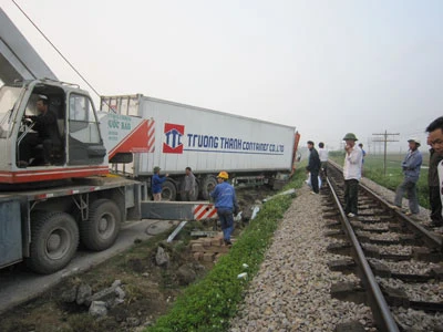 Nghệ An: Xe container lật nghiêng sang đường sắt, gây ách tắc giao thông