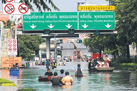 Bangkok phá đường để thoát lũ