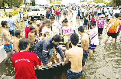 Thái Lan: Chạy đua với lũ