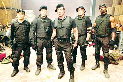 Đoàn làm phim Expendables 2 gặp nạn