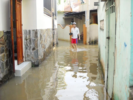 TPHCM: Đầu tuần, người dân lội nước đi làm