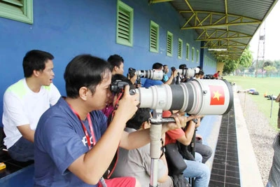 Phóng viên truyền hình Indonesia rất quan tâm đến Thành Lương