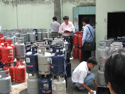 Bình Dương: Thu giữ 412 bình gas giả