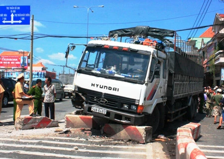 Xe tải đâm 3 xe gắn máy, 2 người chết, 1 người bị thương nặng